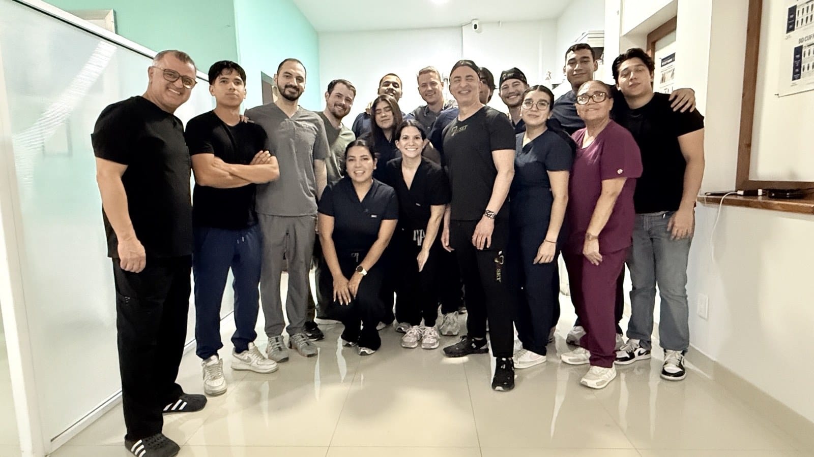 A large group of 3rdSET course participants and mentors together in the clinic hallway